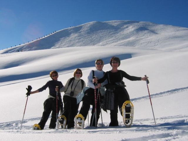  在粉雪中穿雪鞋 